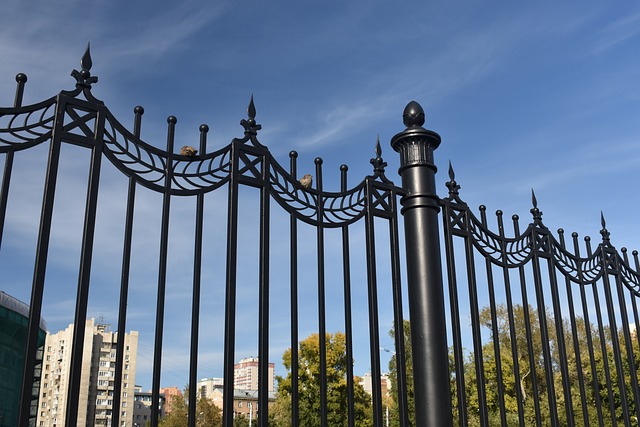 Crafting the Ultimate Fence Contract: A Guide for Barrie Contractors